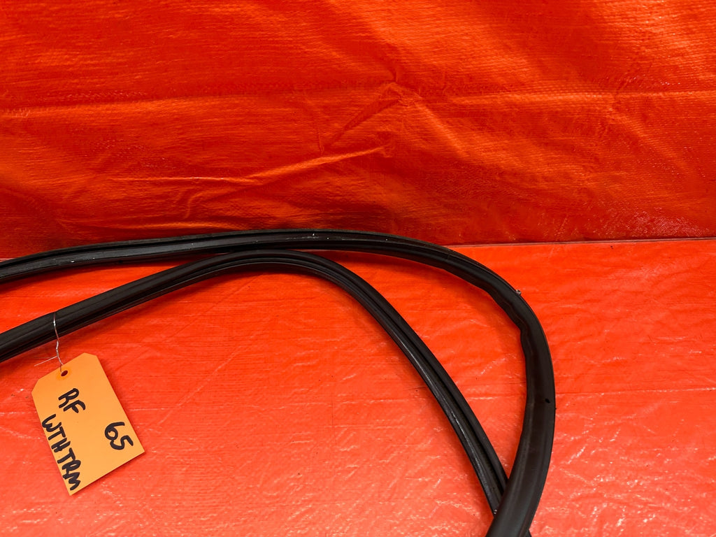 10 16 PORSCHE PANAMERA PASSENGER RIGHT FRONT DOOR WEATHER STRIP RUBBER OEM #655