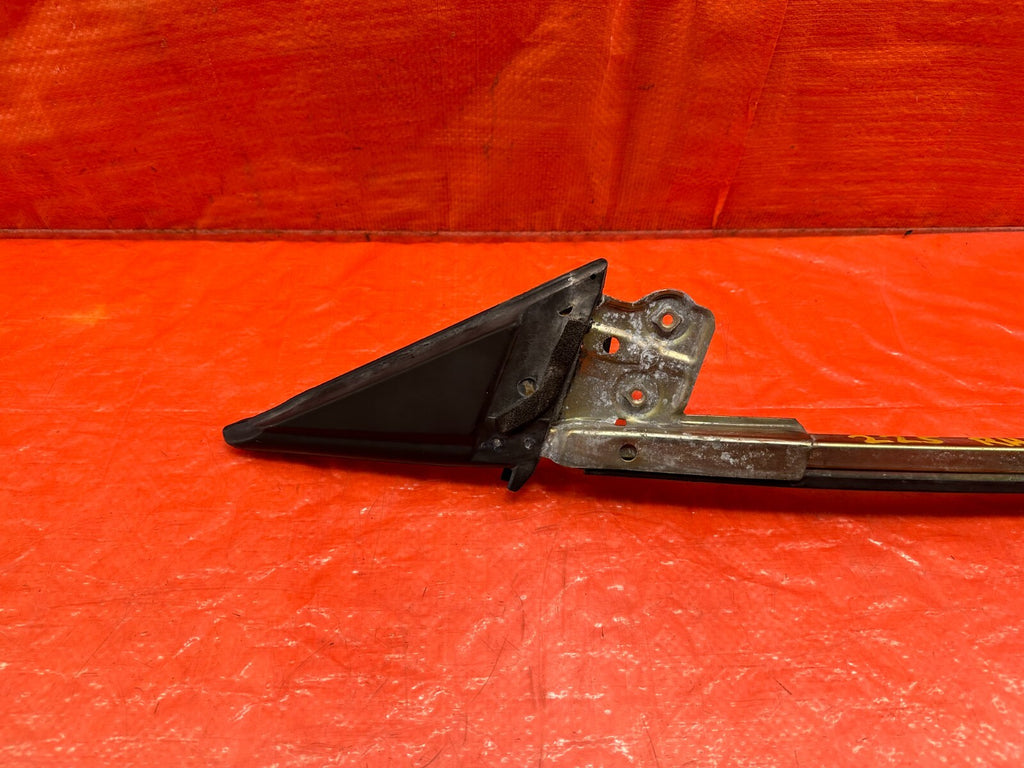 00 09 HONDA S2000   PASSENGER RIGHT   DOOR WINDOW GLASS PLACEMENT HOLDER OEM 2251