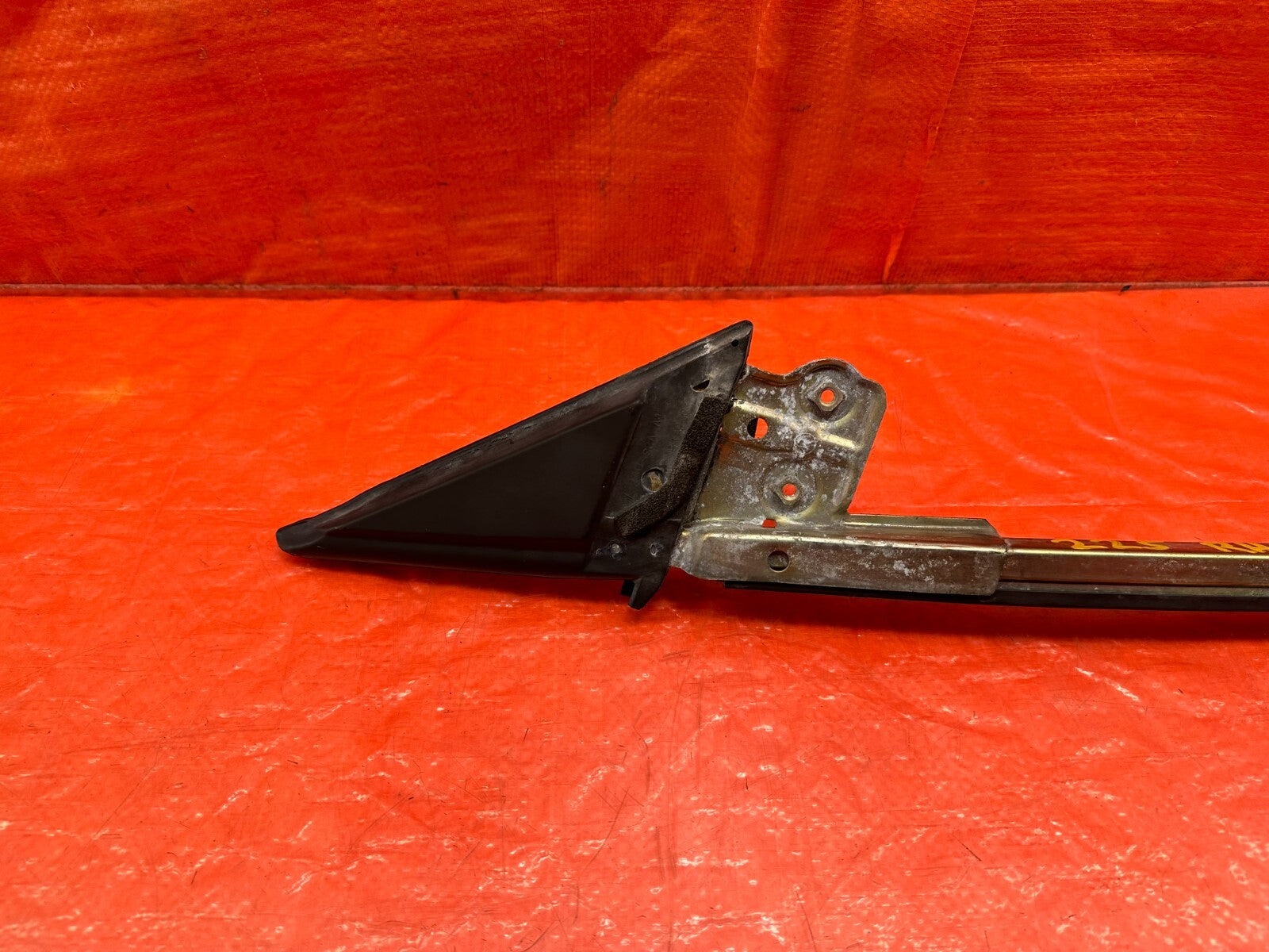 00 09 HONDA S2000   PASSENGER RIGHT   DOOR WINDOW GLASS PLACEMENT HOLDER OEM 2251