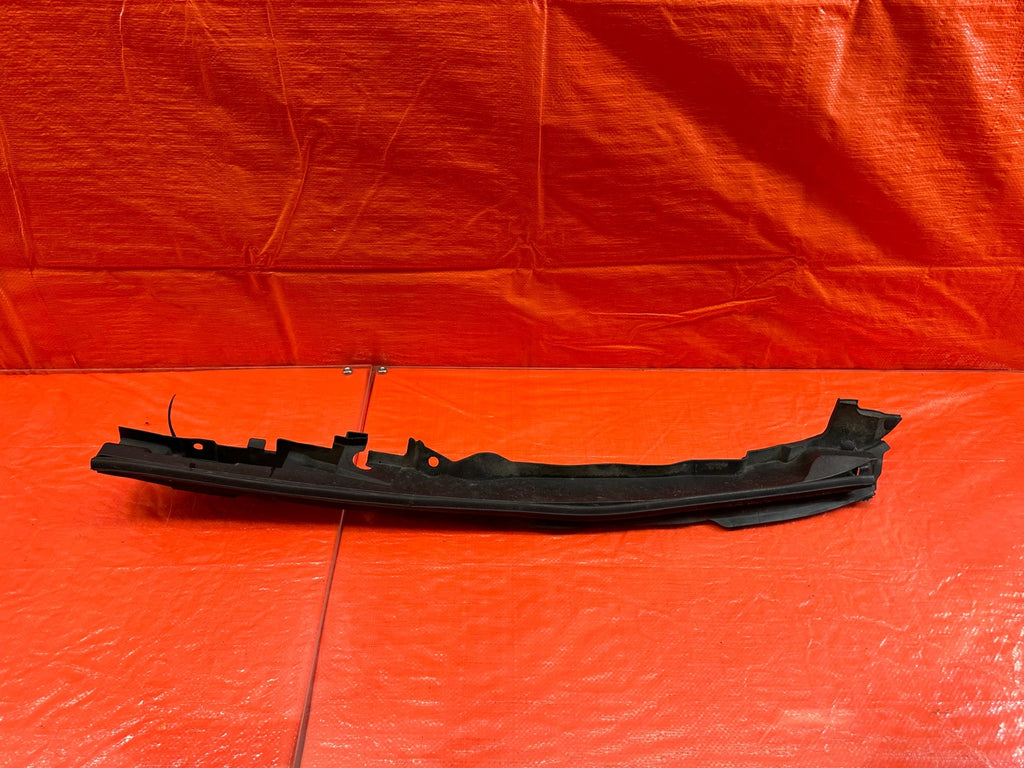 07 13 INFINITI G35 G37 SEDAN   RUBBER FENDER TRIM HOOD SEAL   RIGHT   OEM #1920
