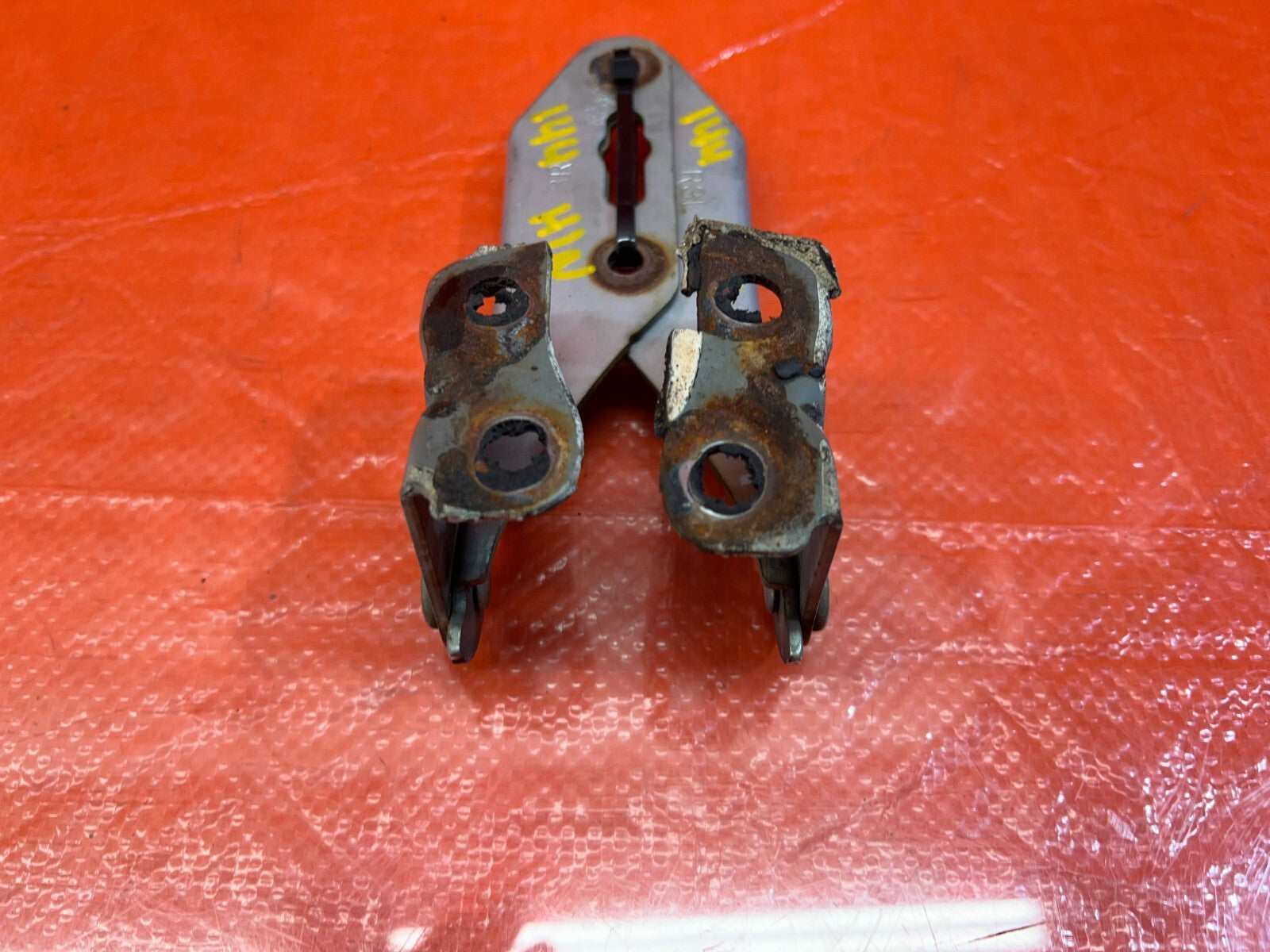 94 01 ACURA INTEGRA   HOOD HINGE SET LEFT AND RIGHT   WHITE COLOR   OEM OE #1444