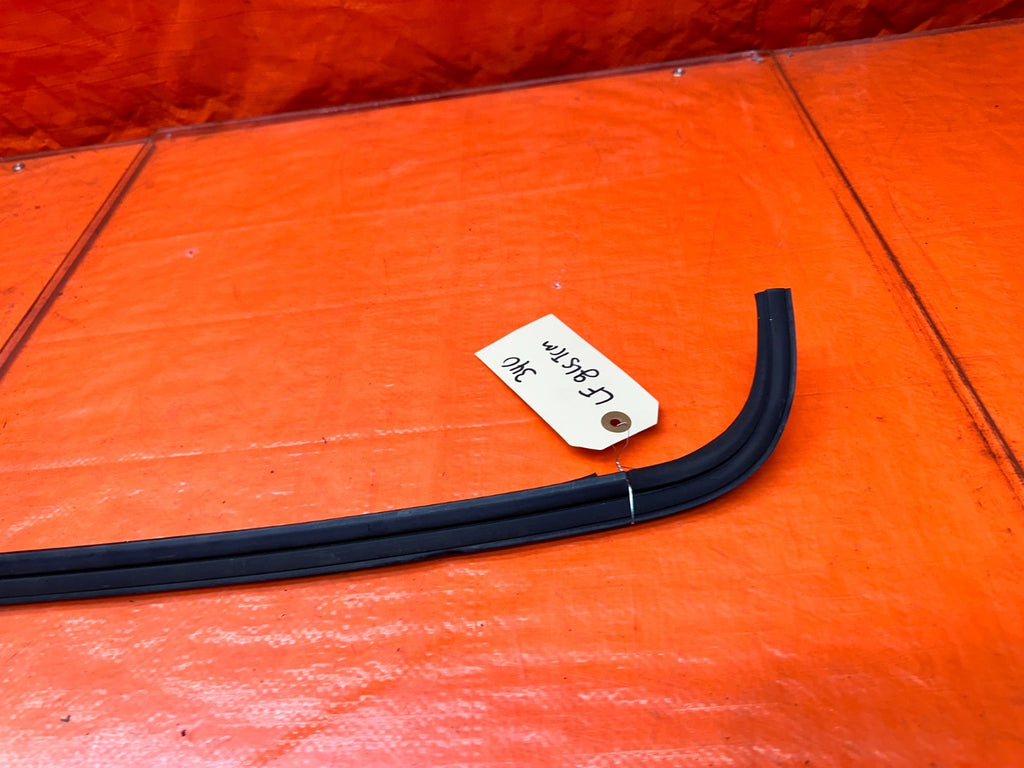94-01 ACURA INTEGRA 4D SEDAN LEFT DRIVER WINDSHIELD WEATHERSTRIP SEAL #3407