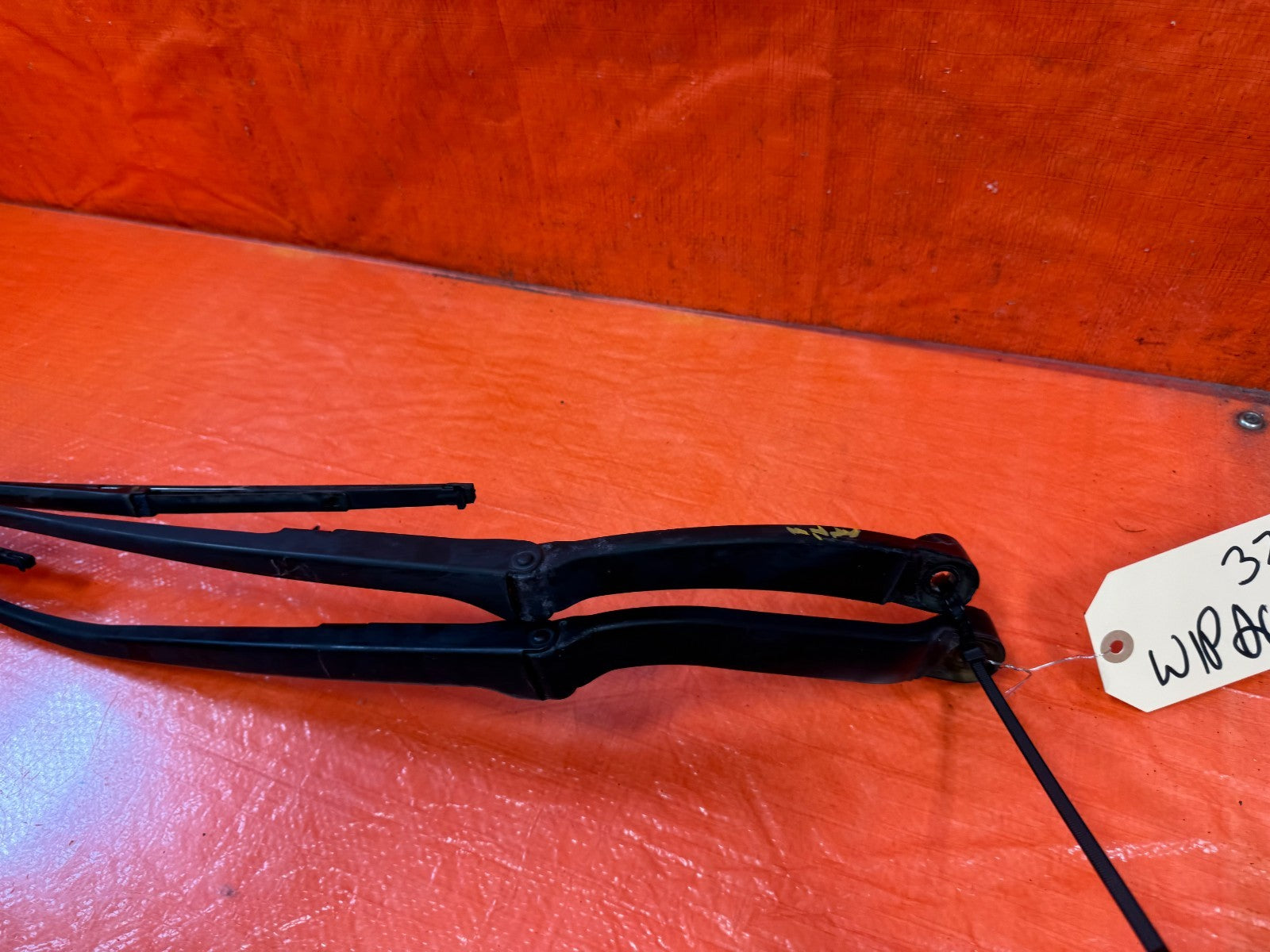 09 15 INFINITI G37 CONVERTIBLE   LEFT & RIGHT WINDSHIELD WIPER ARMS   OEM #3283