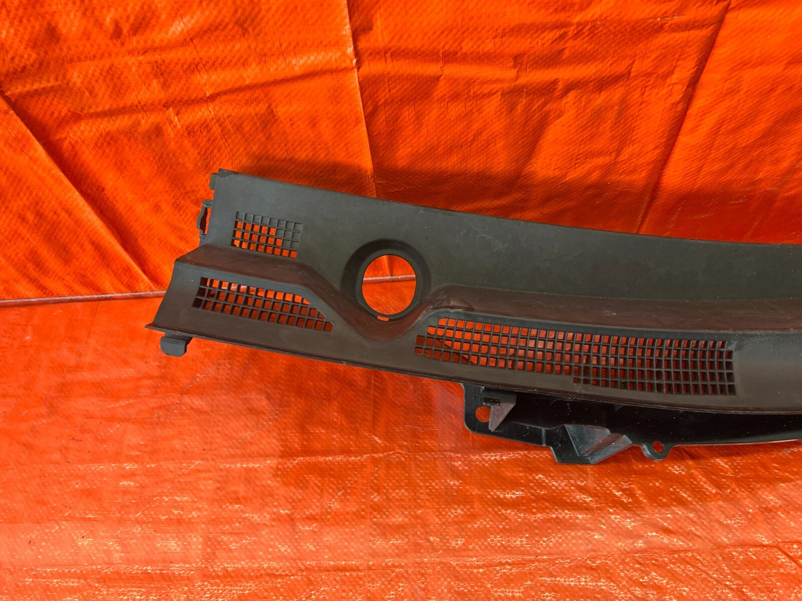 09 12 INFINITI FX50 FX35 DRIVER LEFT WINDSHIELD WIPER COWL TRIM PLASTIC #1167