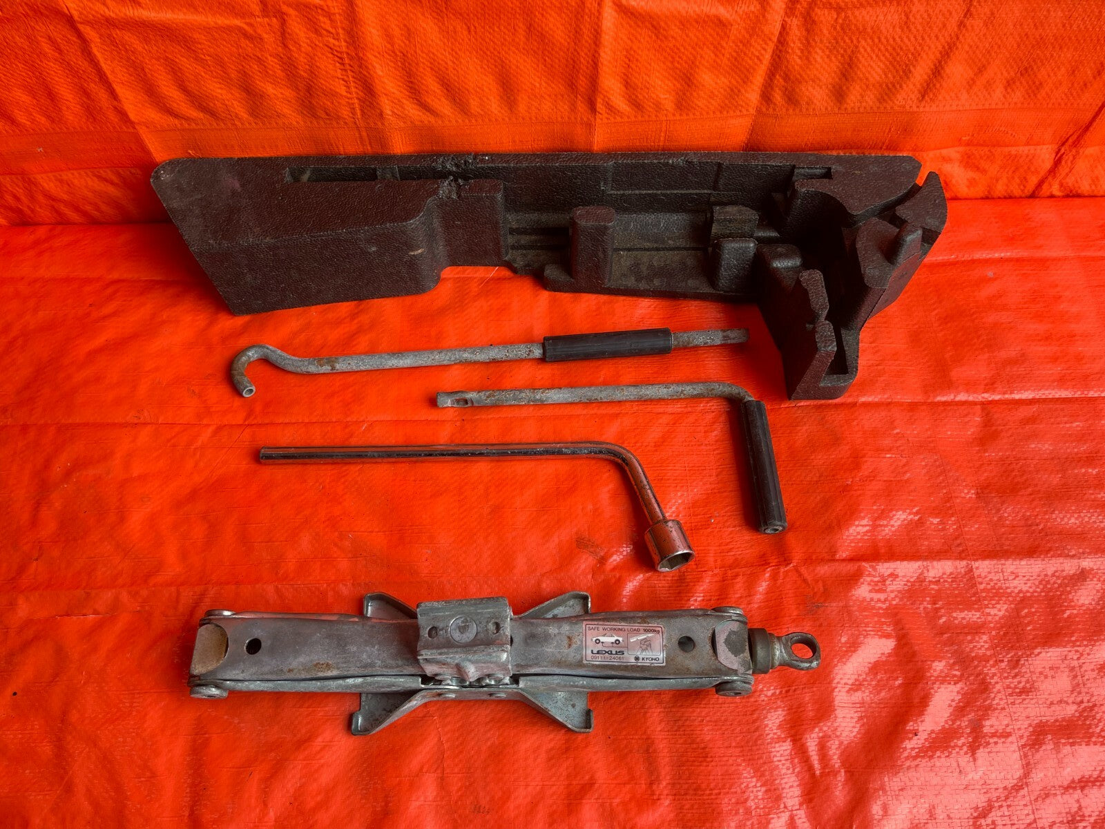 92 94 LEXUS SC300 SC400   EMERGENCY / SPARE TIRE TOOL KIT W/ JACK   OEM OE #640