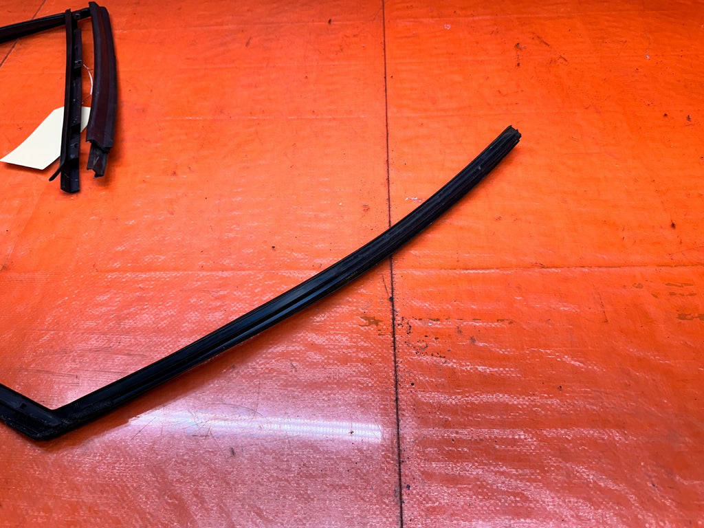 94 01 ACURA INTEGRA 2D RIGHT PASSENGER DOOR WINDOW RUN CHANNEL SEAL OEM #33117