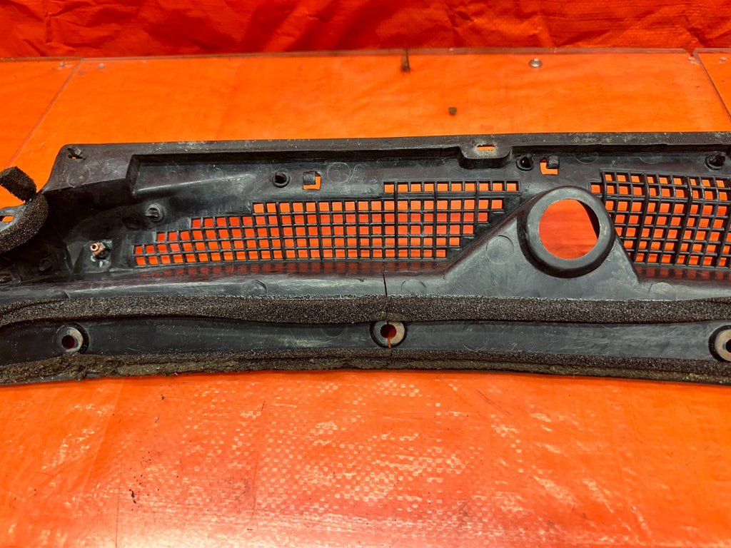 94 01 ACURA INTEGRA FRONT WINDSHIELD WIPER COWL PLASTIC TRIM OEM #33112