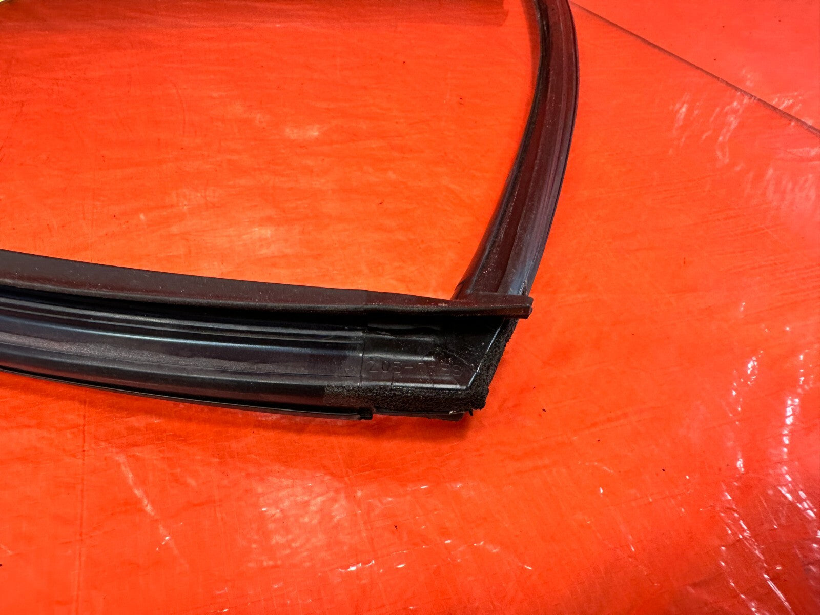 04 08 ACURA TSX   DRIVER LEFT REAR WINDOW GLASS RUN CHANNEL   OEM #27513