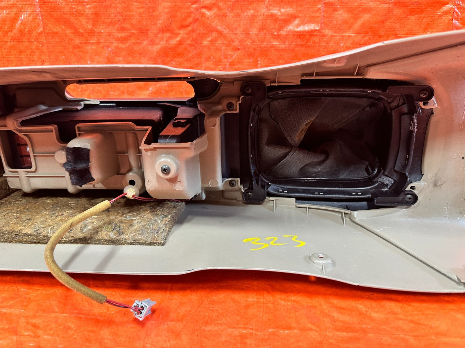 97 01 HONDA PRELUDE   ARM REST / CENTER CONSOLE STORAGE COMPARTMENT TAN OEM 32322