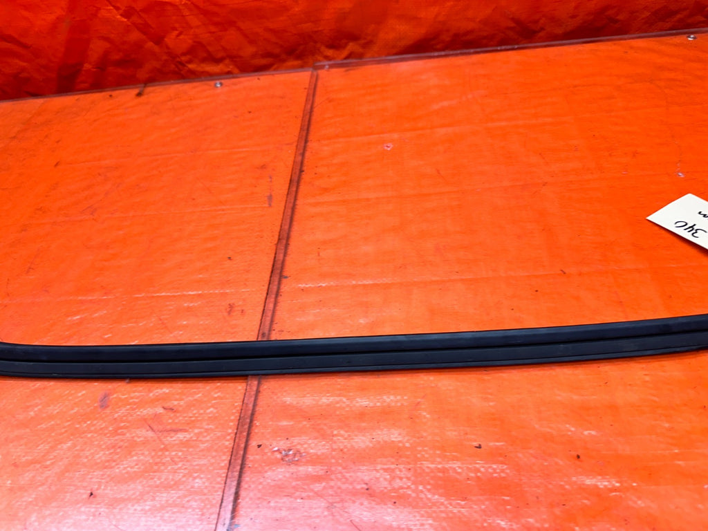 94-01 ACURA INTEGRA 4D SEDAN LEFT DRIVER WINDSHIELD WEATHERSTRIP SEAL #34011