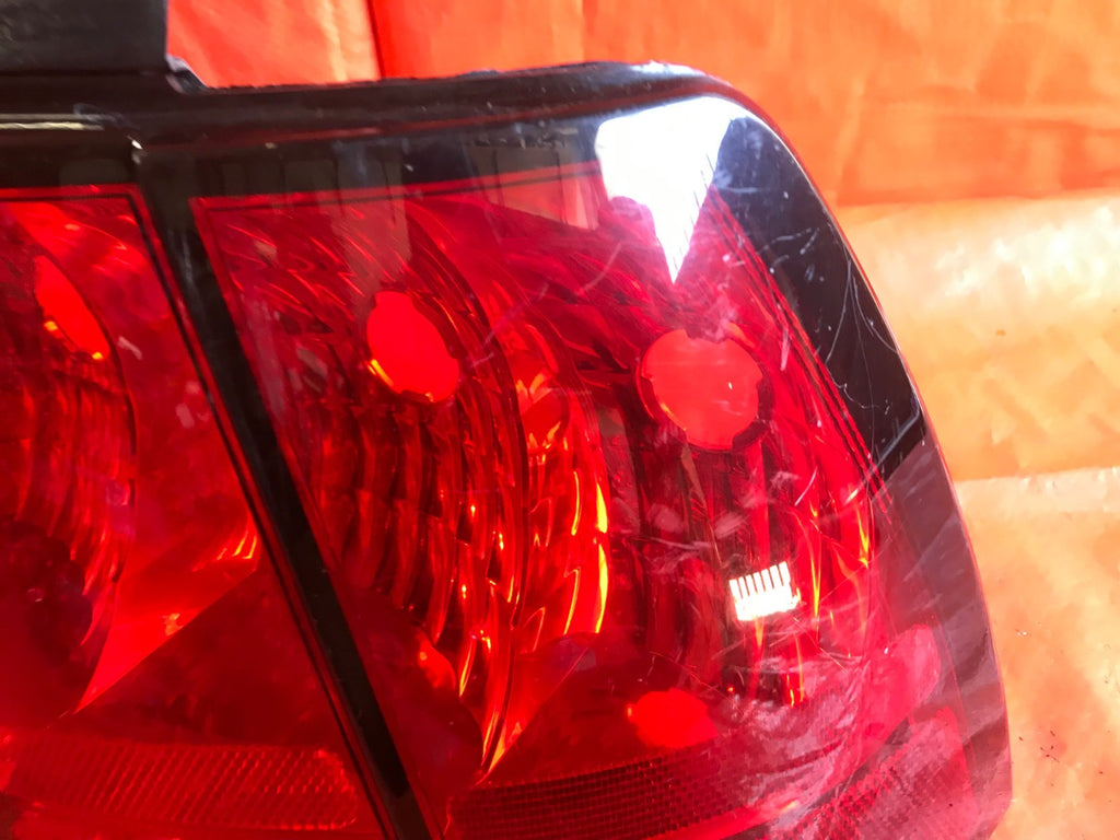 OEM 2004 04 FORD MUSTANG PASSENGER RIGHT TAIL LIGHT LAMP R RH  1