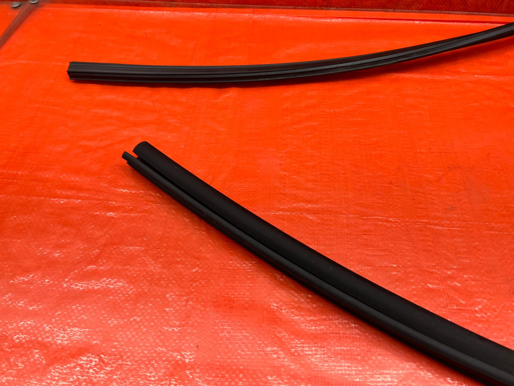 08 15 LANCER EVOLUTION X EVO 10   RIGHT REAR WINDOW GLASS RUN CHANNEL   OEM #20610