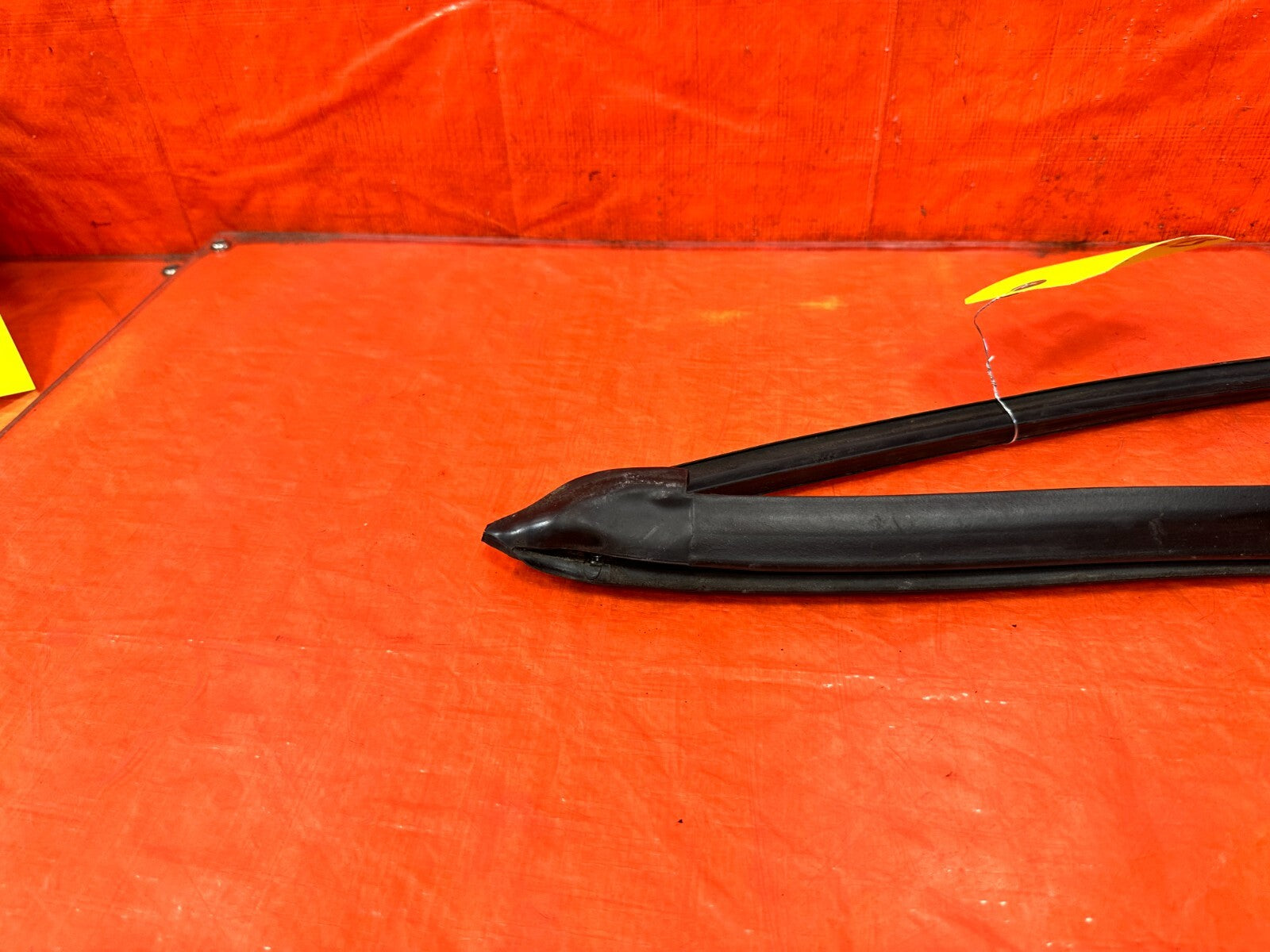 93 97 HONDA DEL SOL   PASSENGER RIGHT FRONT WINDOW GLASS RUN CHANNEL   OEM #2957