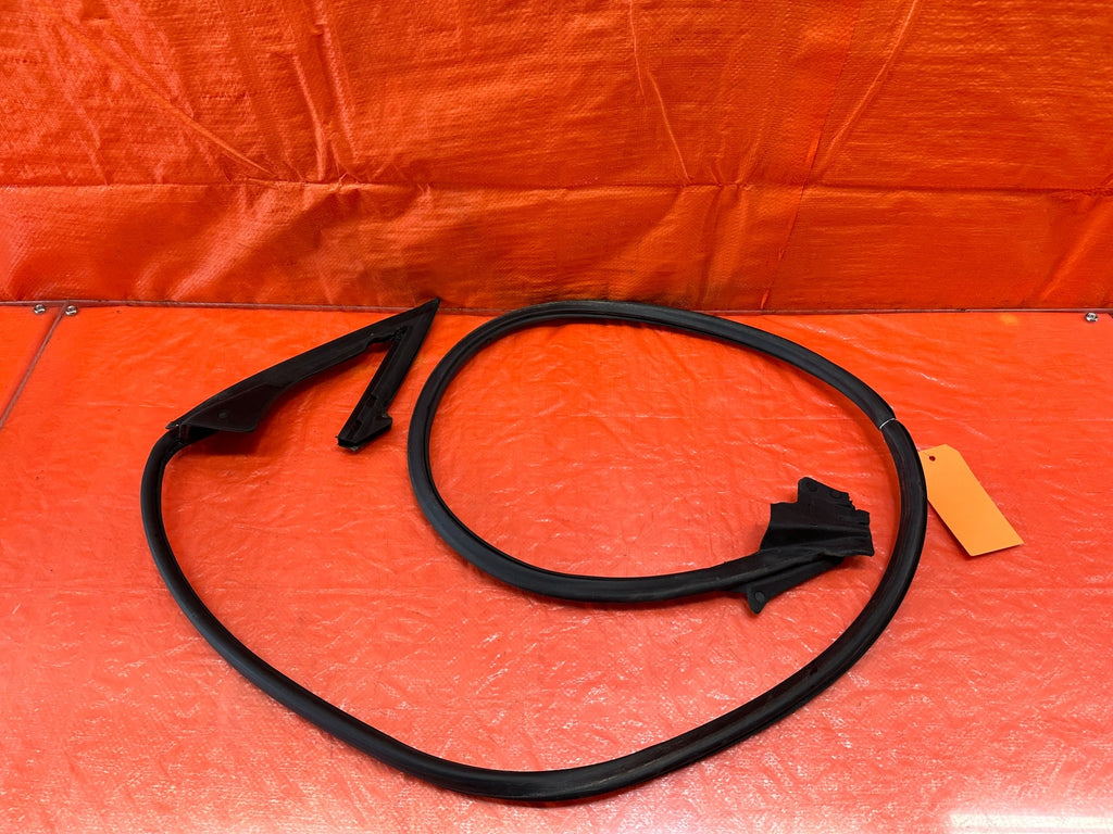 10 16 HYUNDAI GENESIS COUPE RIGHT LOWER DOOR WEATHER STRIP RUBBER SEAL 2190