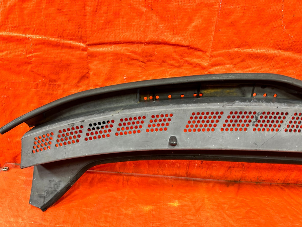 06 11 CIVIC 4D SEDAN   CENTER WINDSHIELD WIPER COWL TRIM PLASTIC OE OEM FLAW 3004