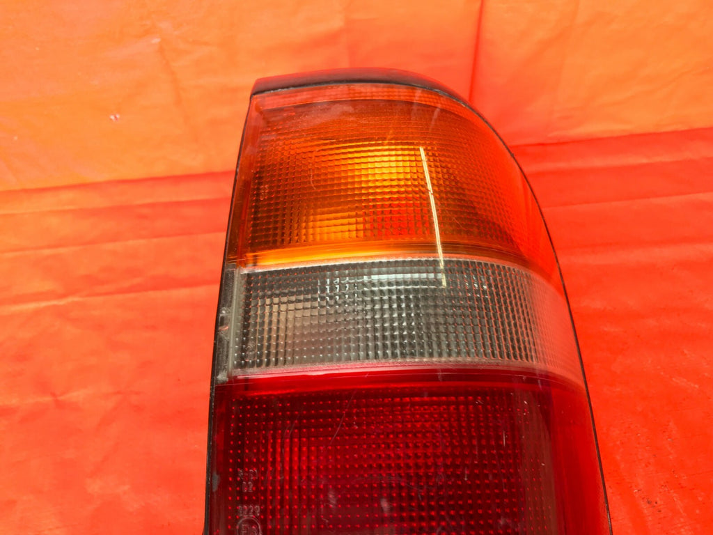 OEM 1996 1997 1998 NISSAN PATHFINDER PASSENGER RIGHT TAIL LIGHT LAMP 96 97 983