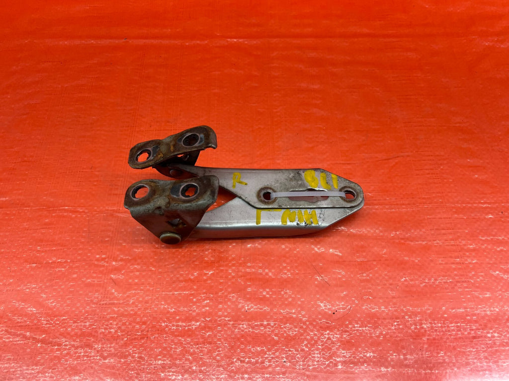 94 01 ACURA INTEGRA   HOOD HINGE SET   LEFT AND RIGHT SILVER COLOR   OEM OE 1786