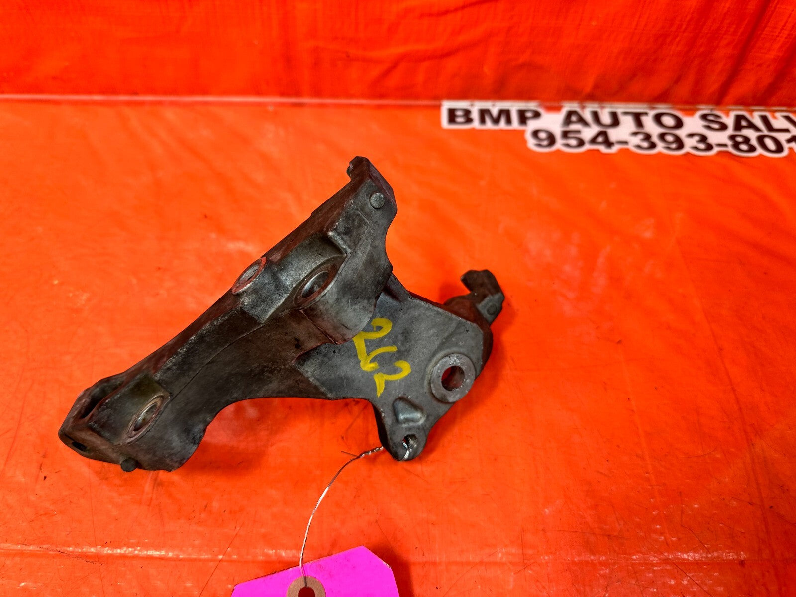 2004 04 NISSAN 350Z   AIR CONDITIONING AC COMPRESSOR PUMP BRACKET   OEM #2626