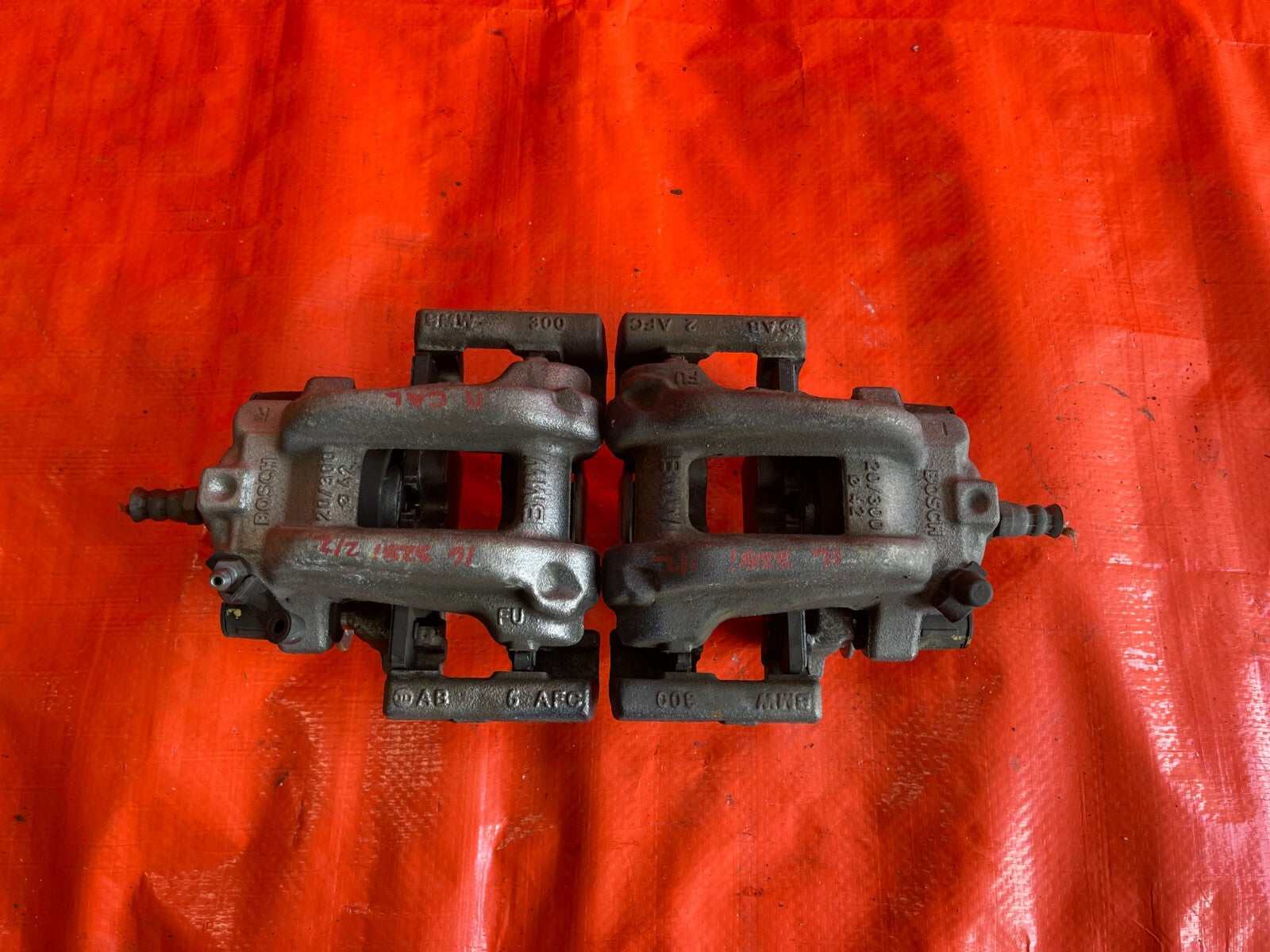 12 16 BMW 328i   BASE 2.0L   REAR BRAKE CALIPER SET   LEFT RIGHT CALIPERS   OEM0