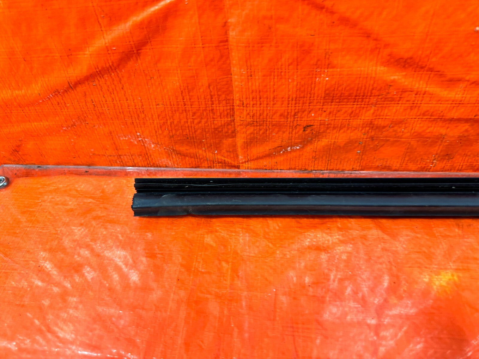 04 08 ACURA TSX   PASSENGER RIGHT REAR   INTERIOR INSIDE GLASS TRIM SEAL OEM 2913
