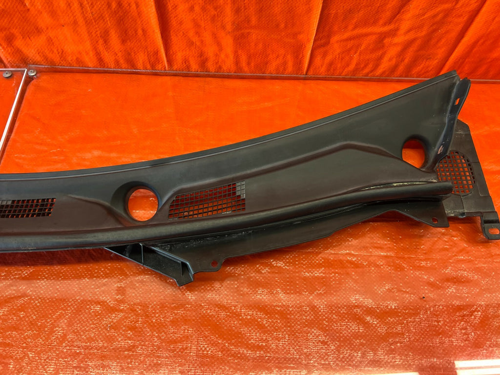 14 20 INFINITI Q50 Q60   WINDSHIELD WIPER COWL TRIM PLASTIC   OEM FACTORY #1134