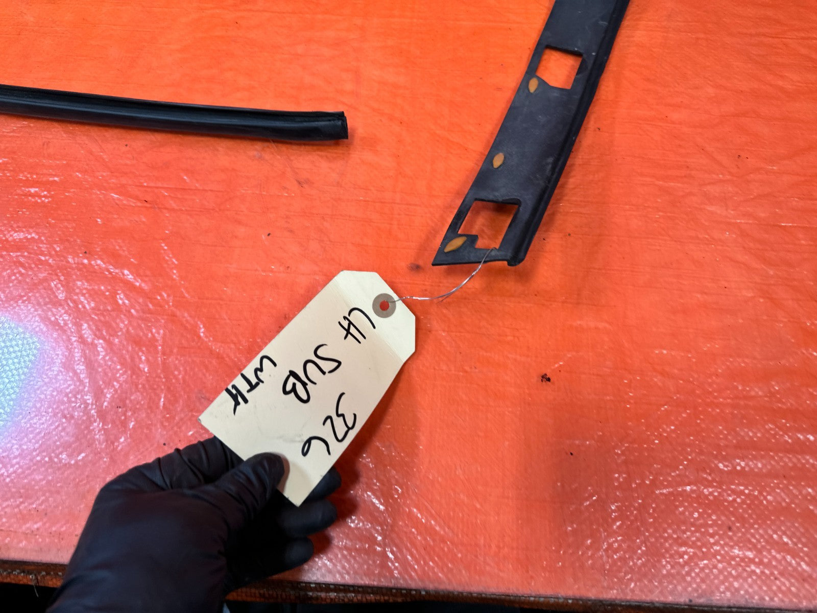 90 91 HONDA CIVIC HATCHBACK   DRIVER LEFT DOOR WINDOW GLASS SUB SEAL   OEM 3271