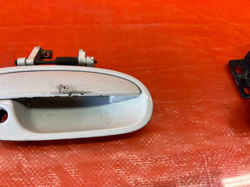 96 00 HONDA CIVIC   PASSENGER RIGHT EXTERIOR DOOR HANDLE   OEM WHITE   OEM #1243