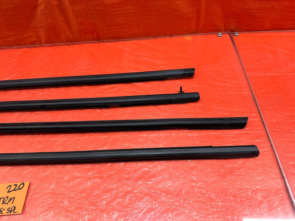 06 11 CIVIC 4D SEDAN   EXTERIOR DOOR WINDOW GLASS TRIM SET LEFT RIGHT   OEM #2204
