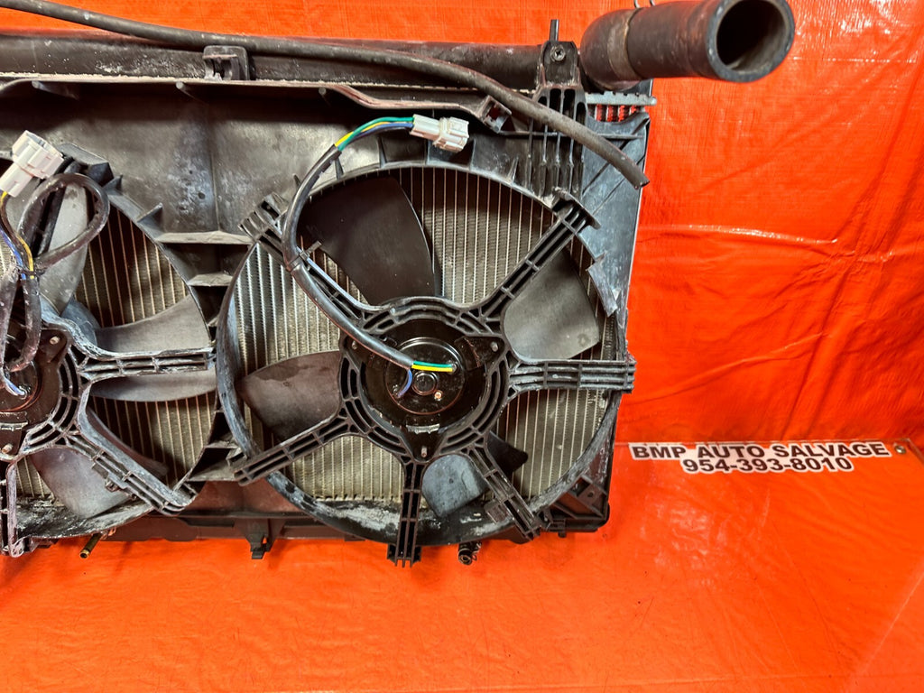 03 07 NISSAN 350Z   AUTOMATIC RADIATOR W/ FANS AND HOSES   1 FAN BAD THO OEM 2627