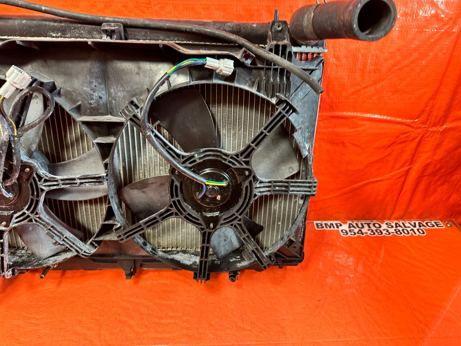 03 07 NISSAN 350Z   AUTOMATIC RADIATOR W/ FANS AND HOSES   1 FAN BAD THO OEM 2627