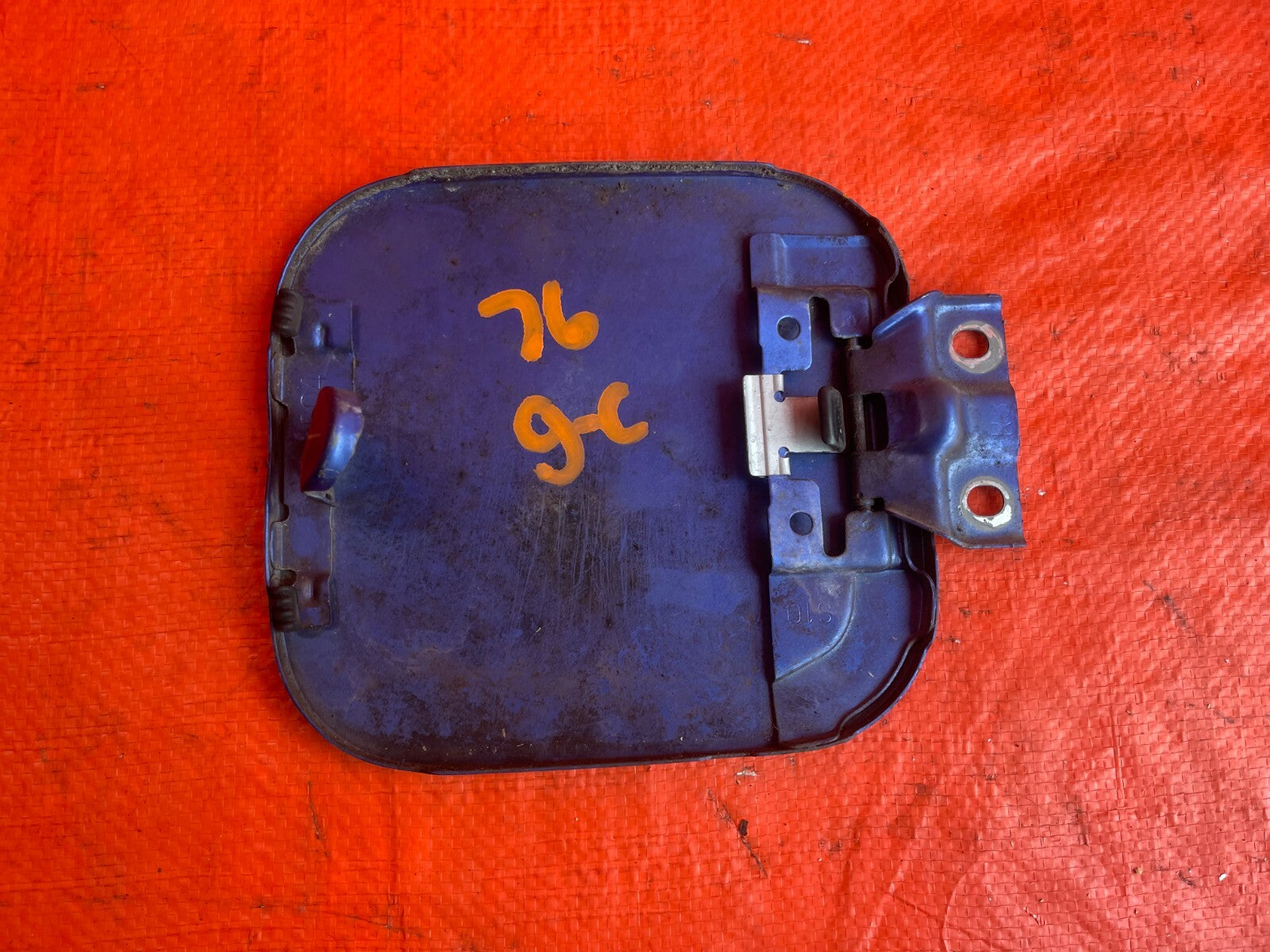 97 01 HONDA CR V CRV   GASOLINE GAS FUEL LID COVER TRIM   BLUE COLOR   OEM #766
