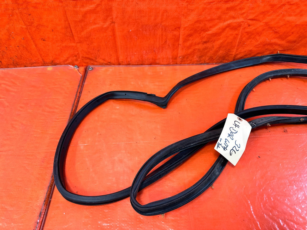 90 91 HONDA CIVIC HATCHBACK   DRIVER LEFT FRONT   DOOR WEATHER STRIP   OEM 3272