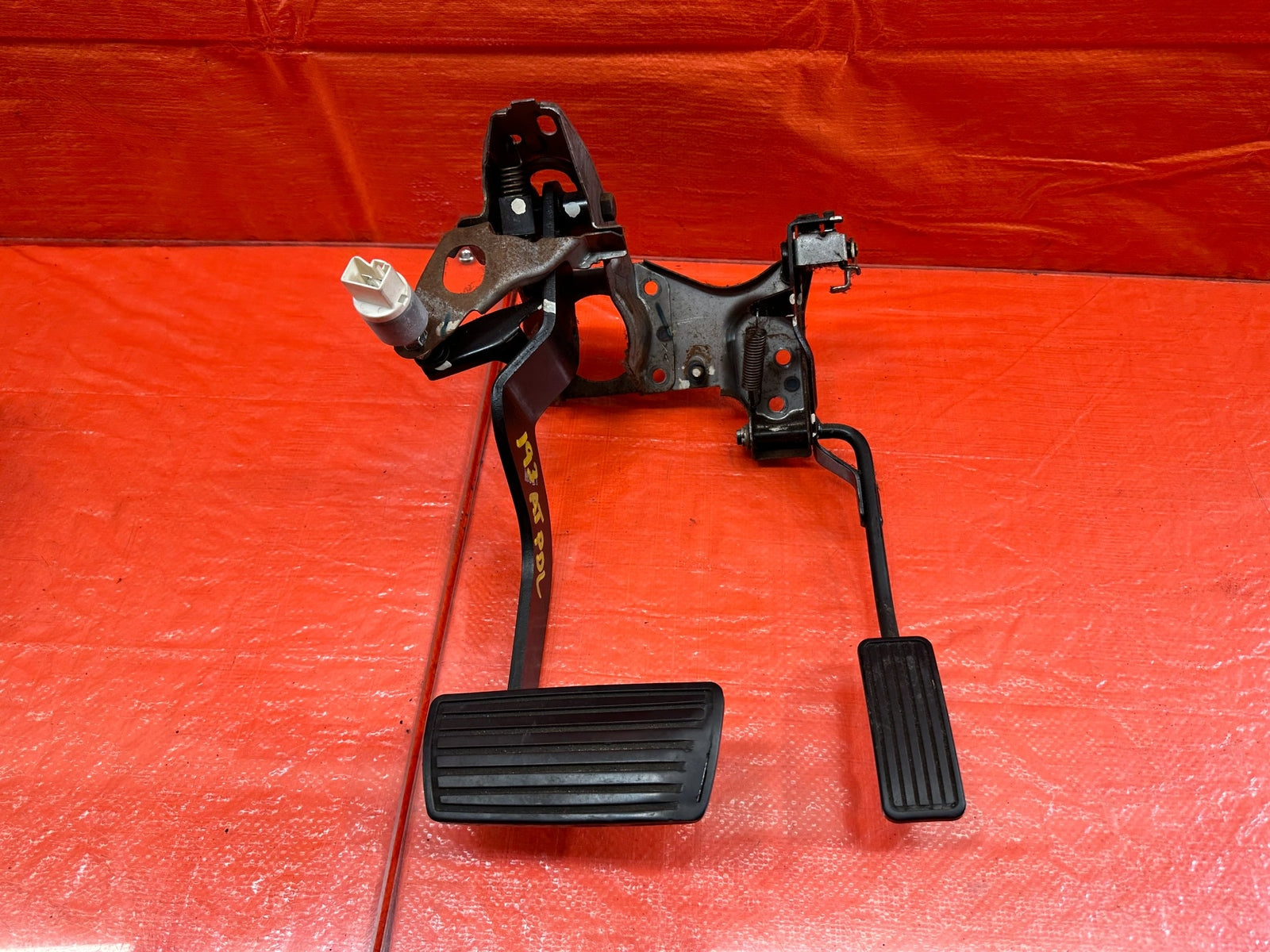 95 97 HONDA ODYSSEY   AUTOMATIC   GAS AND BRAKE PEDAL ASSEMBLY   OEM #1930