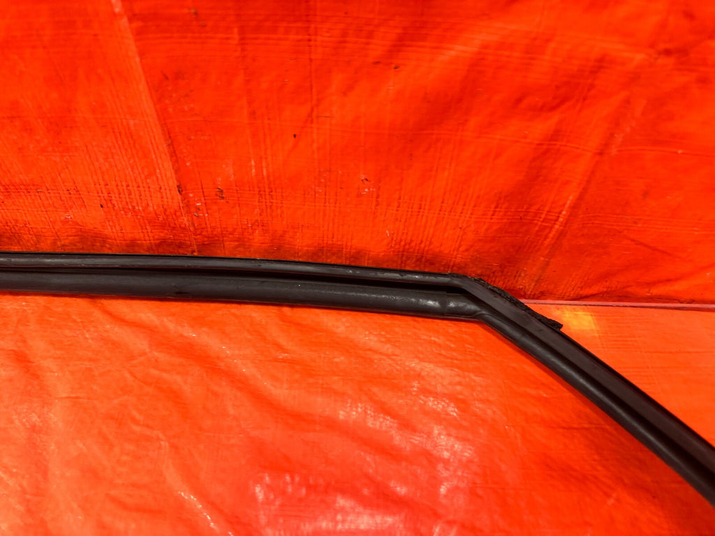 08 14 SUBARU IMPREZA WRX WAGON   PASSENGER RIGHT FRONT WINDOW GLASS RUN CHANNEL12
