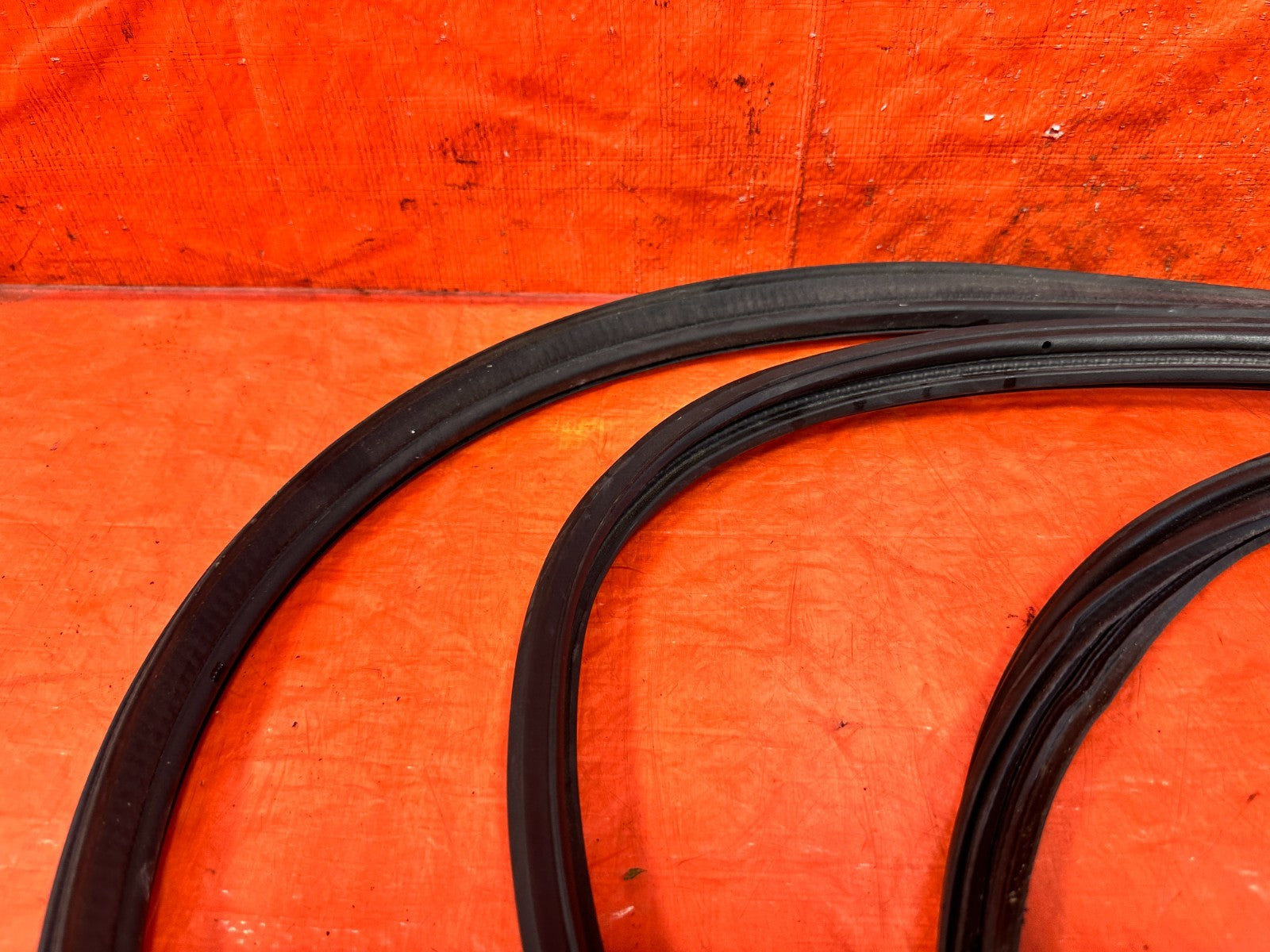 94 01 ACURA INTEGRA 2D TAIL GATE TRUNK HATCH LATCH WEATHER TRIM STRIP MOLDING 095