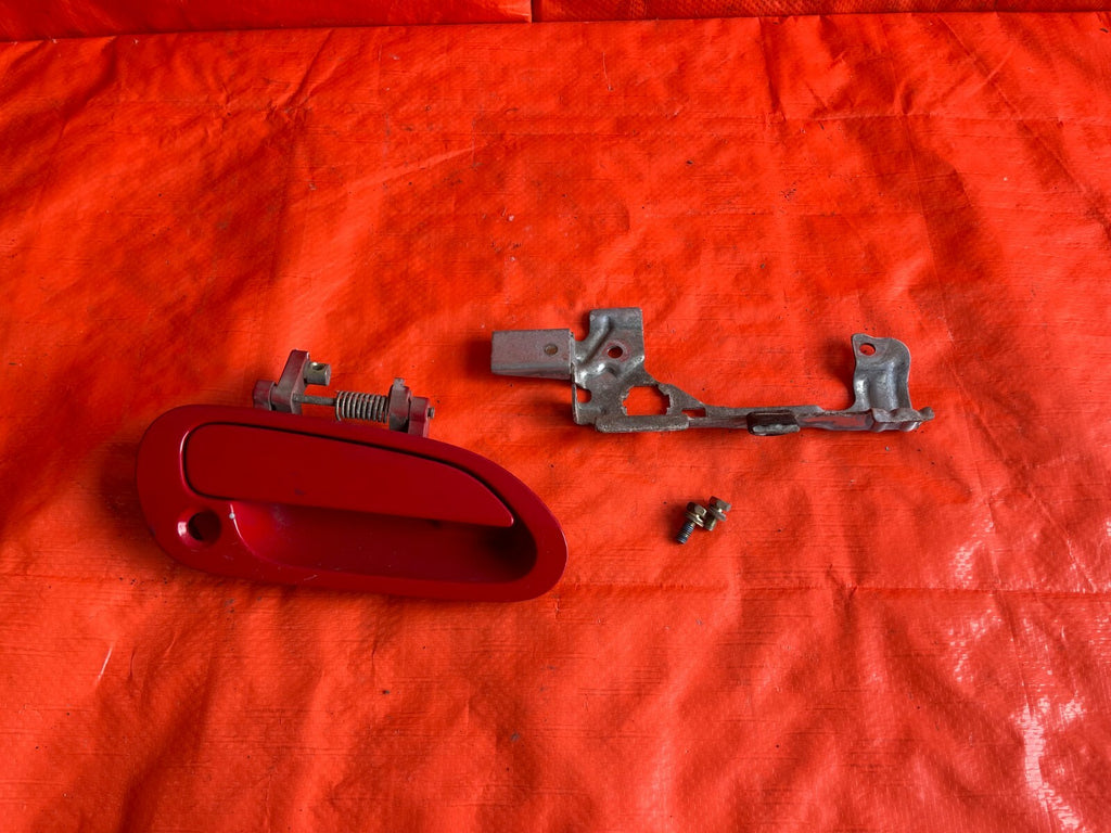 00 09 HONDA S2000 PASSENGER RIGHT EXTERIOR DOOR HANDLE   RED FADED   W/ BRACKET0
