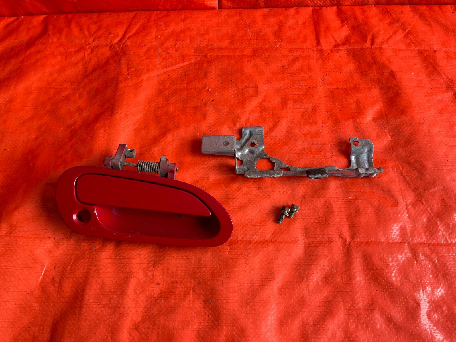 00 09 HONDA S2000 PASSENGER RIGHT EXTERIOR DOOR HANDLE   RED FADED   W/ BRACKET0