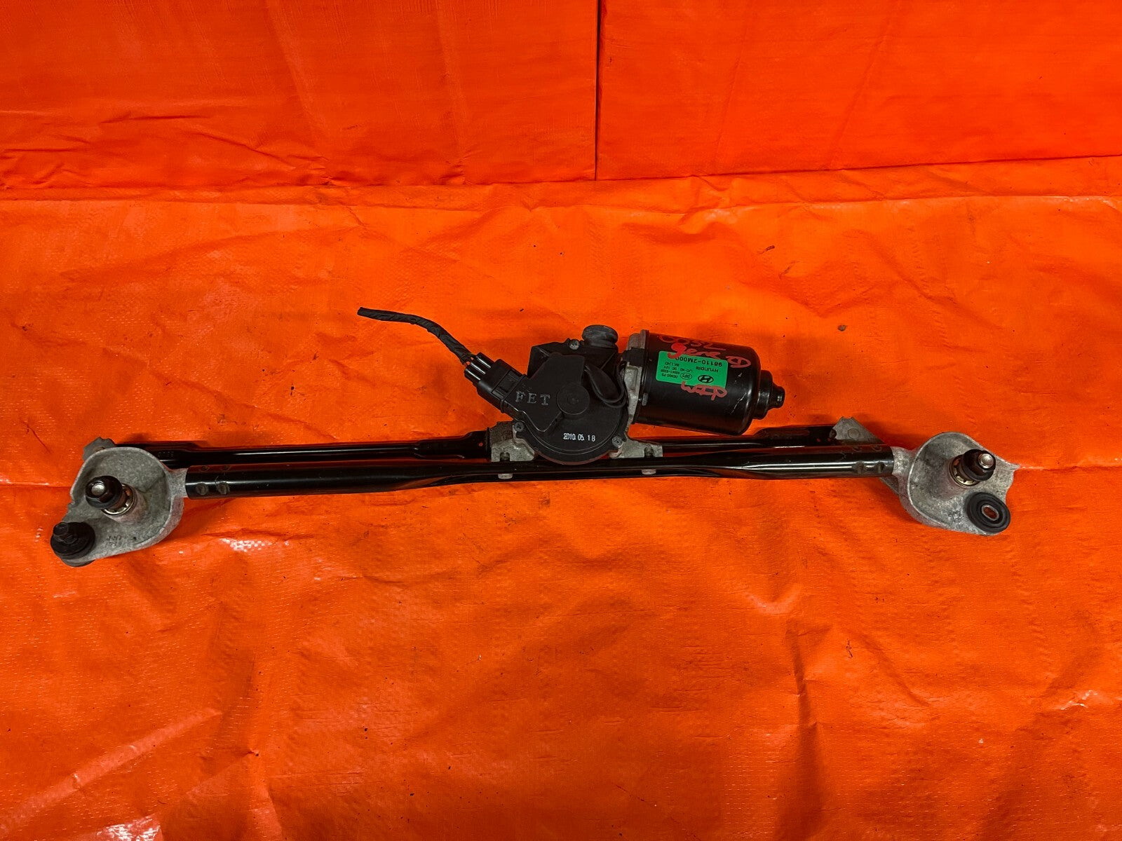 10 16 HYUNDAI GENESIS 2D COUPE   WINDSHIELD WIPER MOTOR W/ LINKAGE COMPLETE OEM0