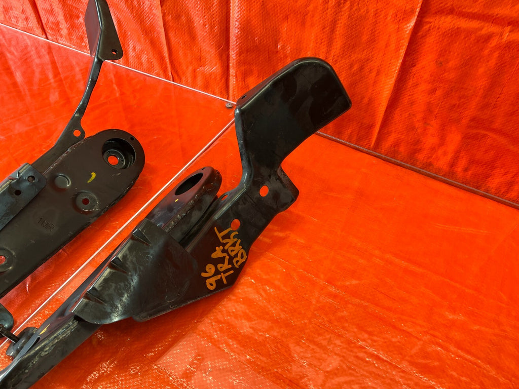 2018 18 INFINITI Q50   RWD   REAR SUB FRAME CROSSMEMBER MOUNTING BRACKETS OEM 967