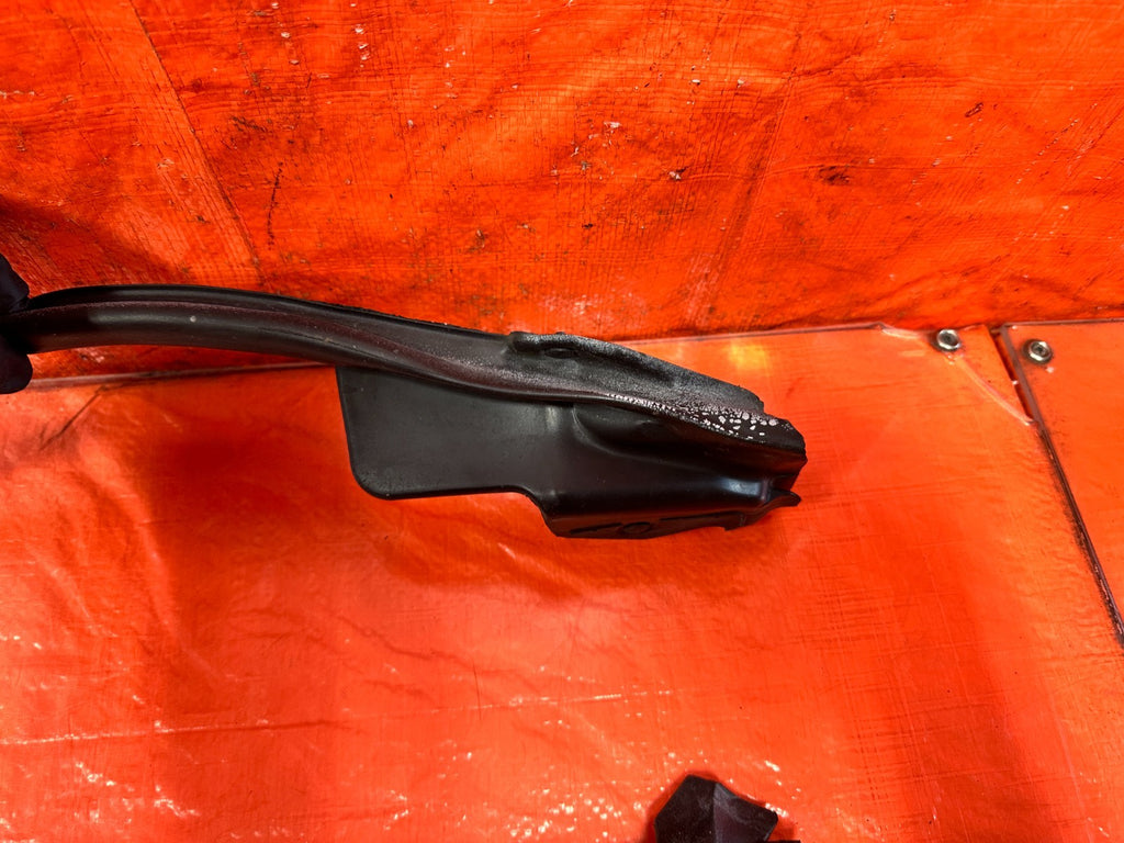 08 15 INFINITI G37 & Q60 2D COUPE DRIVER LEFT DOOR MOUNTED WEATHER STRIP OEM 3299