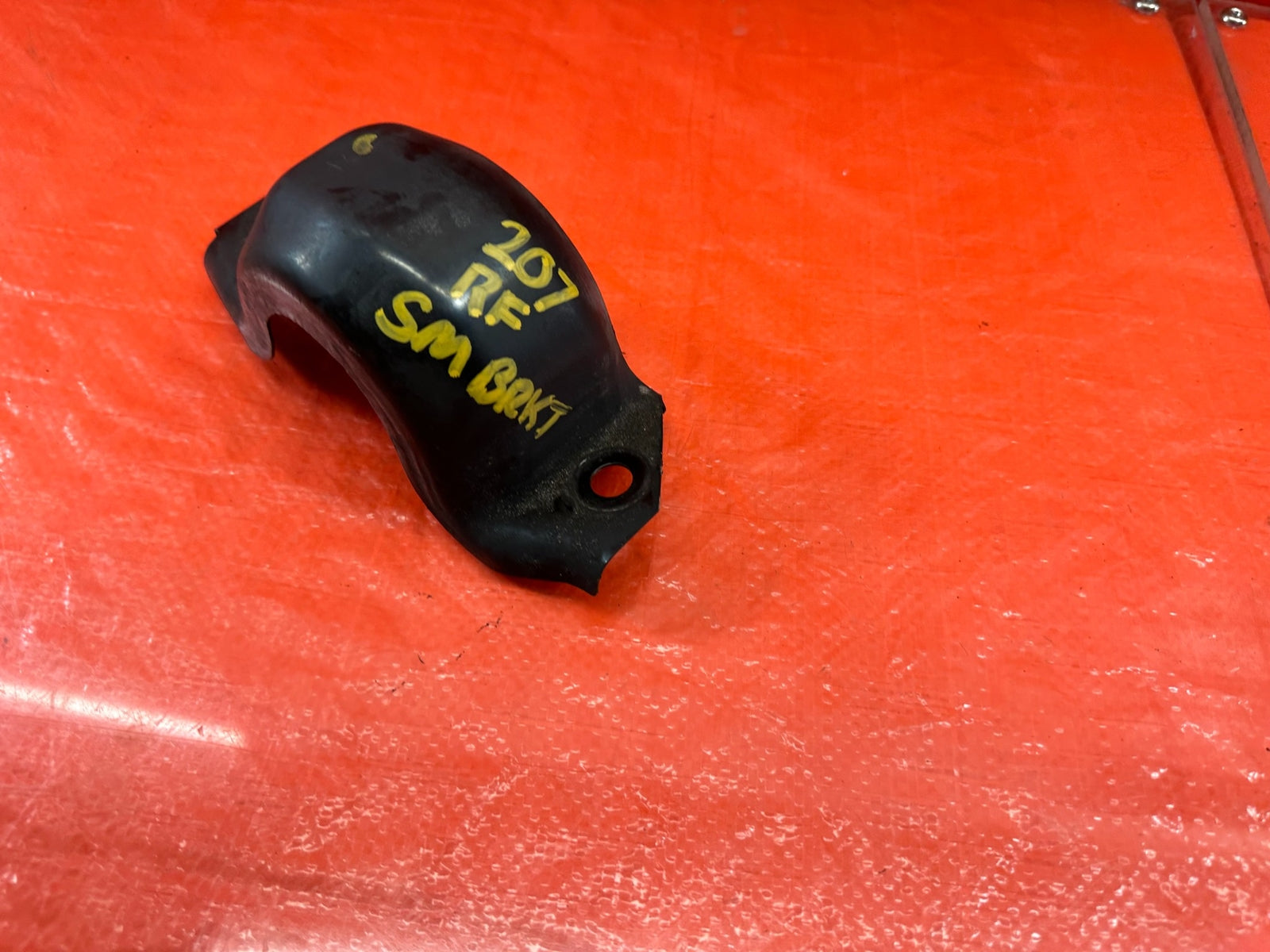 08 15 INFINITI G37 Q60   PASSENGER RIGHT FRONT LOWER CONTROL ARM BRACKET OEM 2074