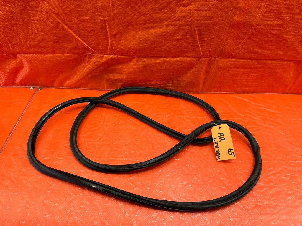 10 16 PORSCHE PANAMERA PASSENGER RIGHT REAR DOOR WEATHER STRIP RUBBER   OEM #650