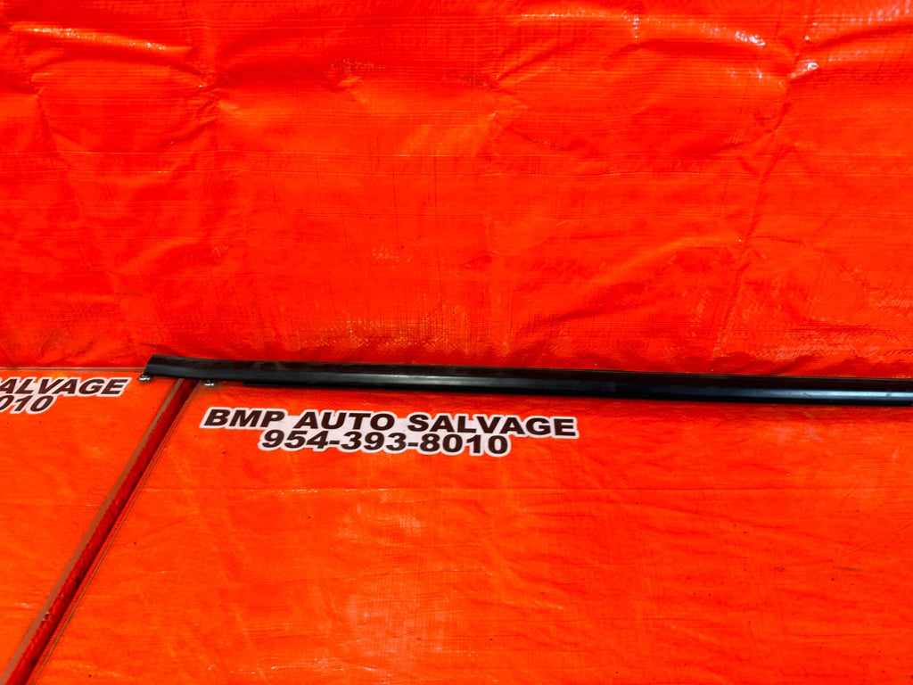 15 21 SUBARU WRX & STI DRIVER LEFT EXTERIOR GLASS TRIM DRIP RETAINER OEM 1827