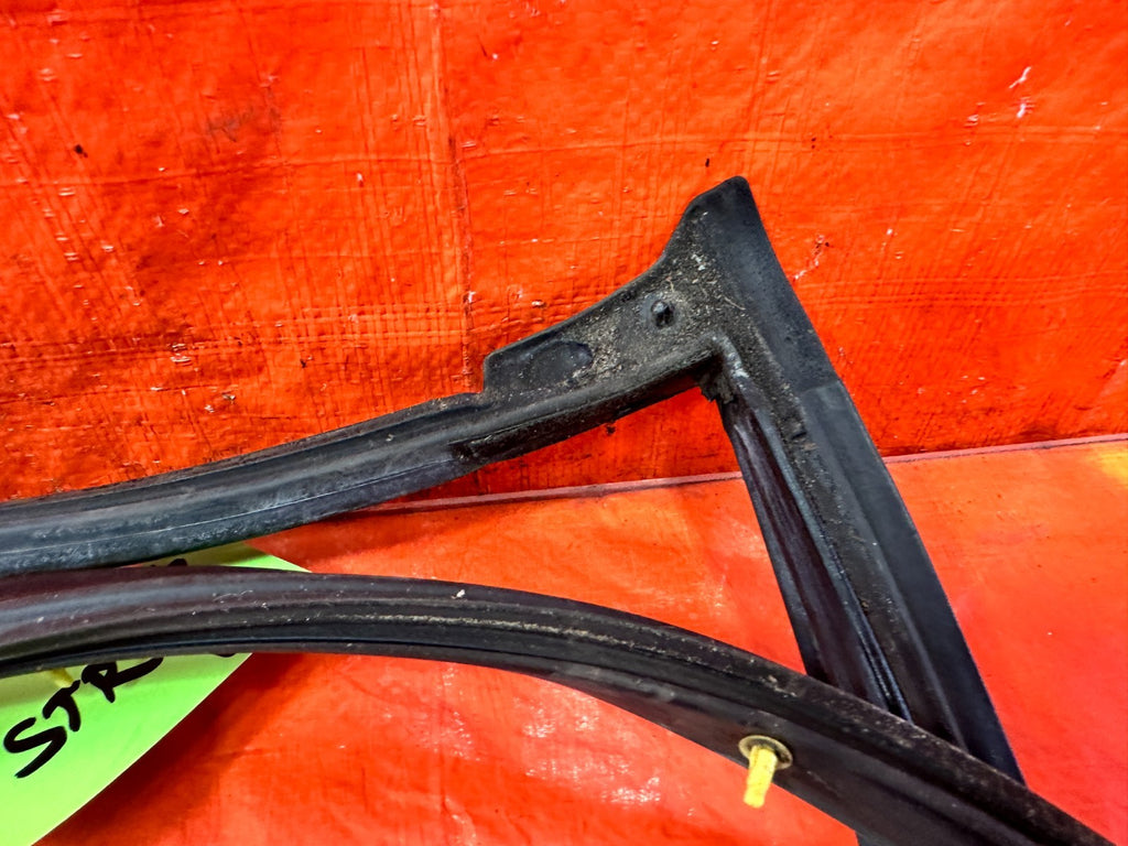 02 05 HONDA CIVIC SI EP3 HATCH   RIGHT   DOOR WEATHER STRIP TRIM SEAL GASKET 3068