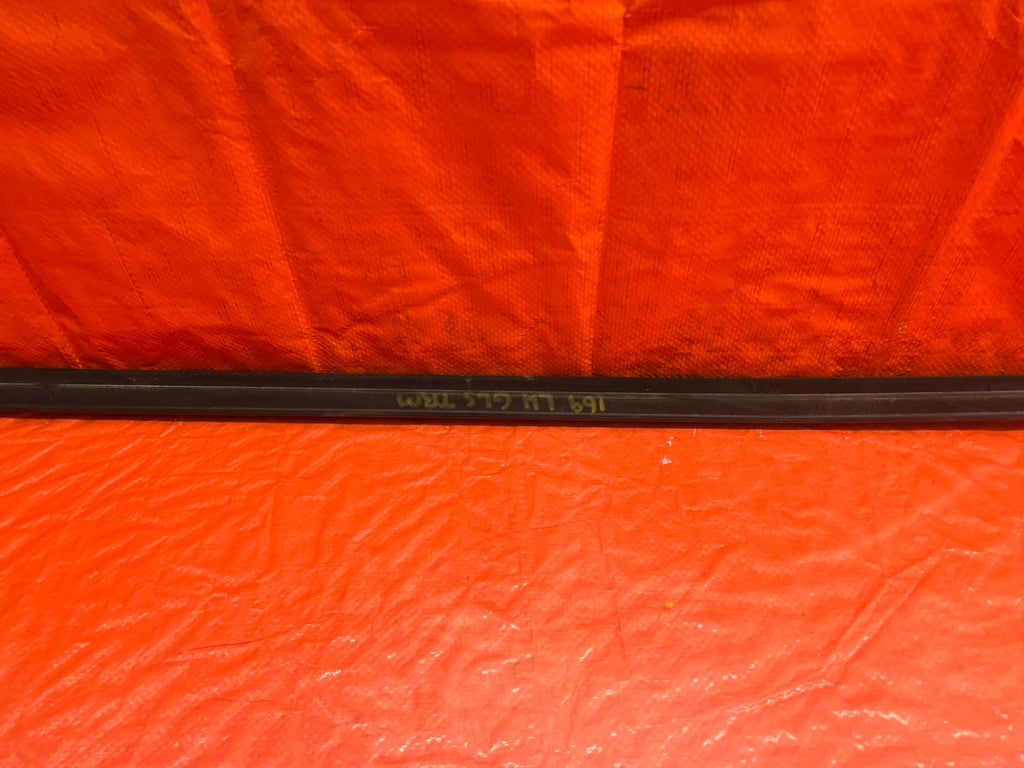 08 15 INFINITI G37 & Q60   RIGHT FRONT FRONT EXTERIOR WINDOW GLASS TRIM OEM #16911