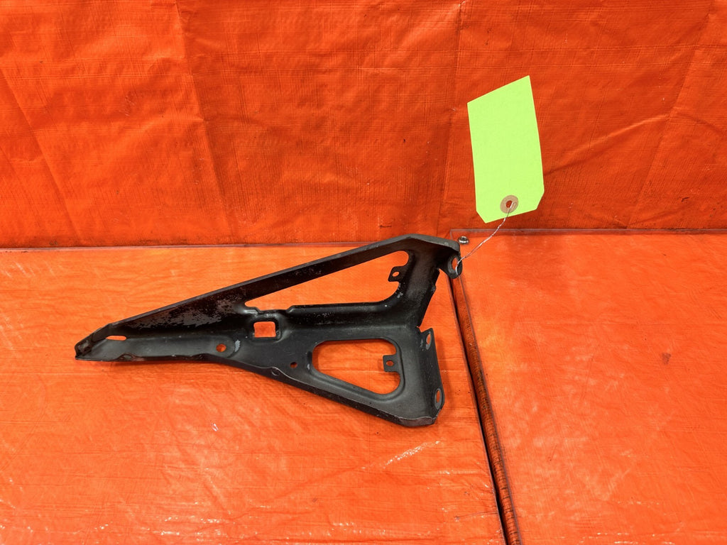 00 09 HONDA S2000 PASSENGER RIGHT TRIANGLE FENDER TO HEADLIGHT BRACKET OEM 2905