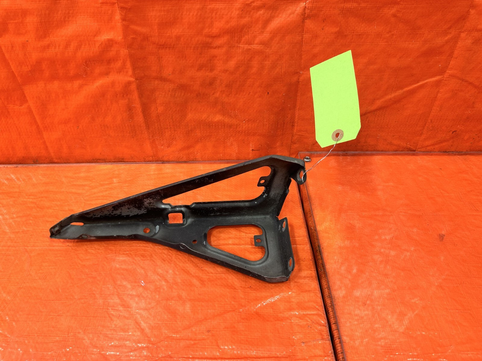 00 09 HONDA S2000 PASSENGER RIGHT TRIANGLE FENDER TO HEADLIGHT BRACKET OEM 2905
