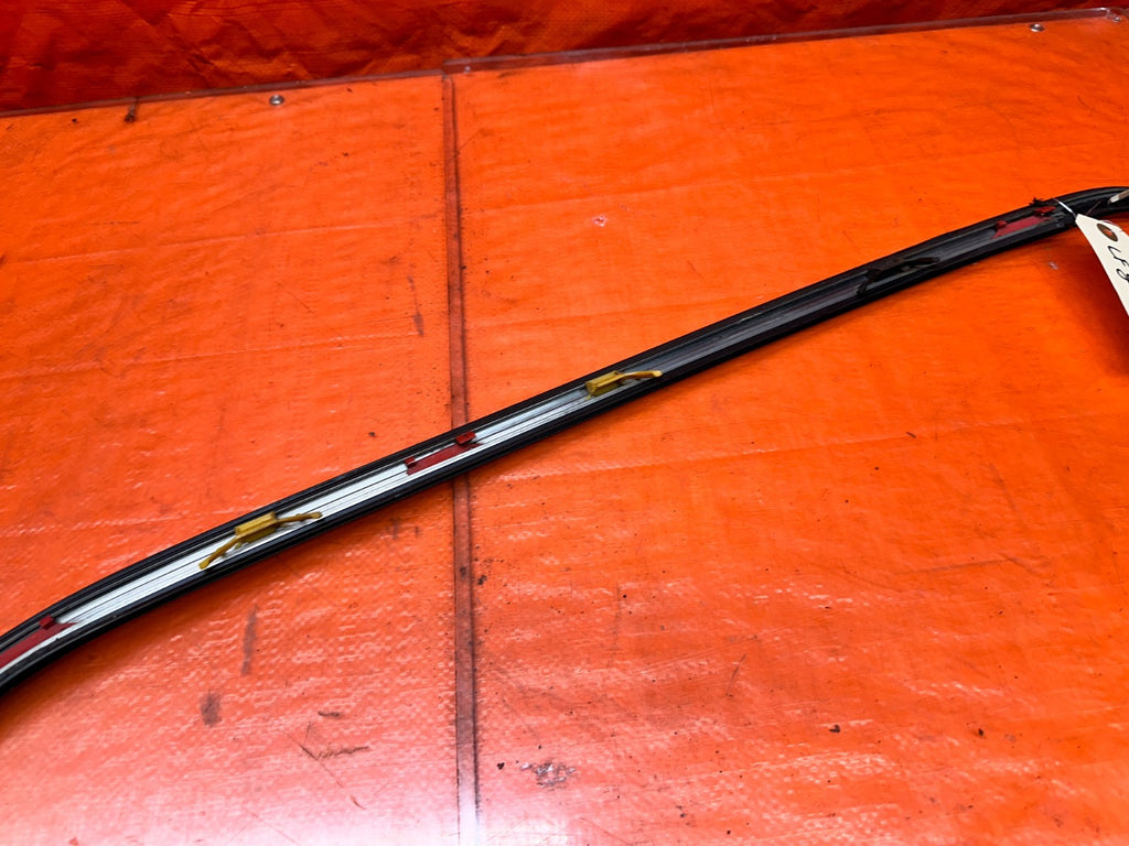 94-01 ACURA INTEGRA 4D SEDAN LEFT DRIVER WINDSHIELD WEATHERSTRIP SEAL #34019
