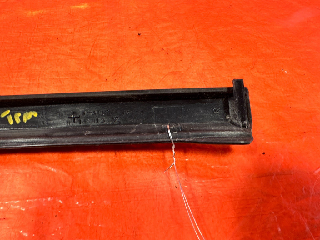 90 91 HONDA CIVIC HATCHBACK   RIGHT CENTER PILLAR TRIM    73840 SH0 A10  OEM 3252