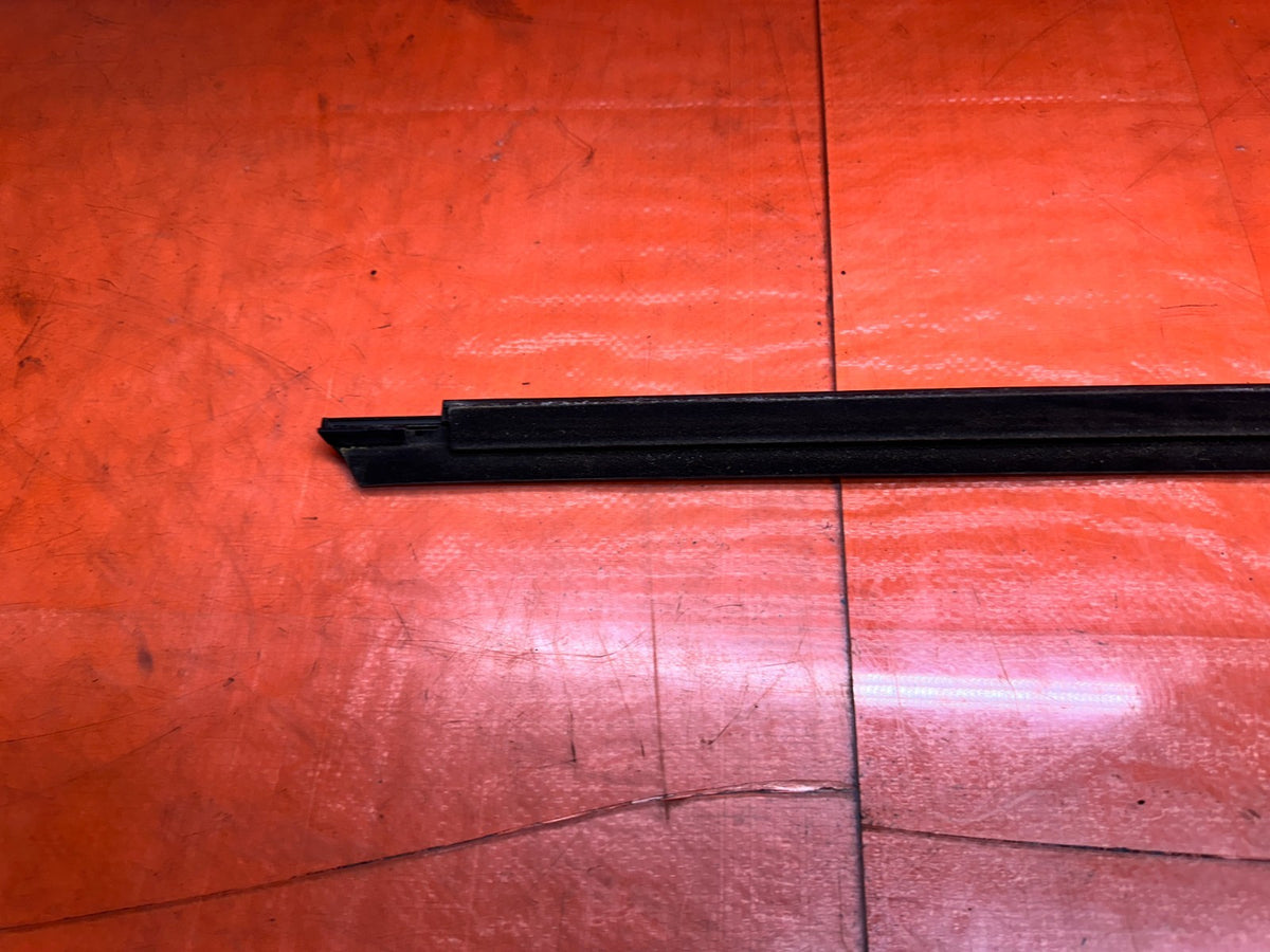 2016-2020 INFINITI Q60 COUPE PASSENGER RIGHT EXTERIOR GLASS TRIM OEM #20Q6011